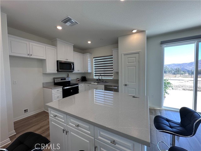 Detail Gallery Image 8 of 24 For 4615 Florence Dr, Lake Elsinore,  CA 92530 - 4 Beds | 3 Baths