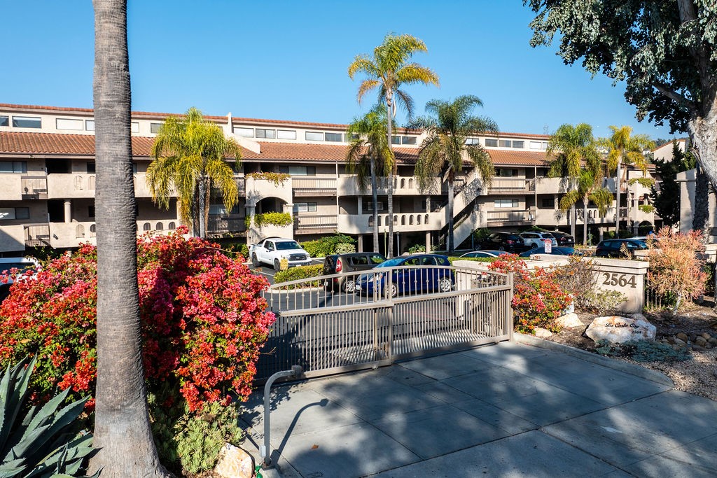 Detail Gallery Image 3 of 47 For 2564 Navarra Dr #105,  Carlsbad,  CA 92009 - 2 Beds | 2 Baths