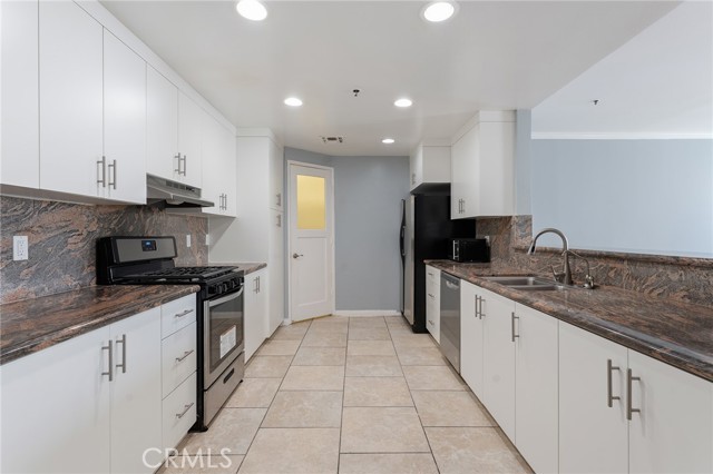 Detail Gallery Image 2 of 48 For 5350 White Oak Ave #413,  Encino,  CA 91316 - 2 Beds | 2 Baths