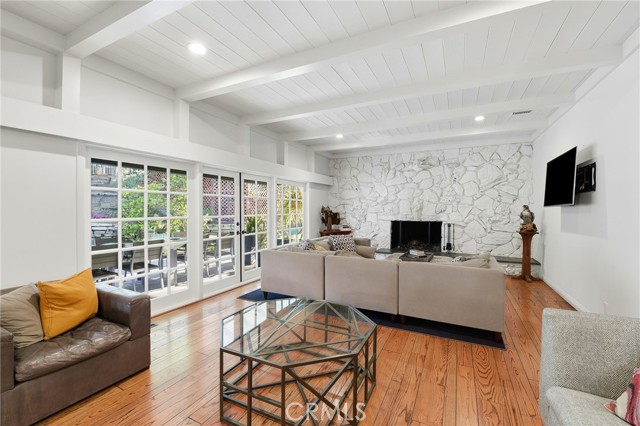 15936 Valley Wood Road, Sherman Oaks CA: https://media.crmls.org/medias/0912501f-8c91-43d4-96d3-1d118bfc25d9.jpg