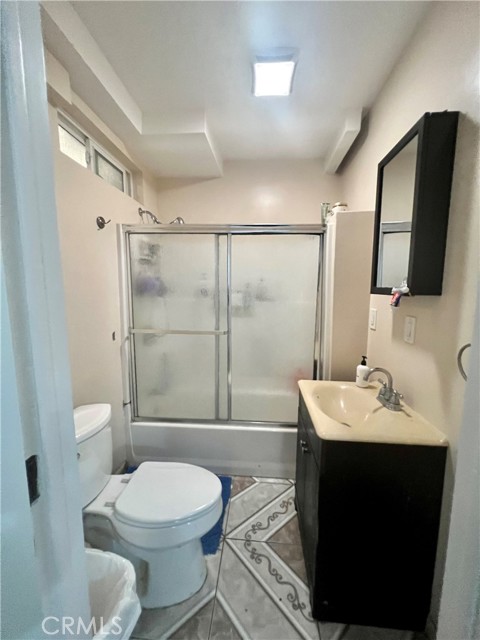 Back Unit Full Bathroom