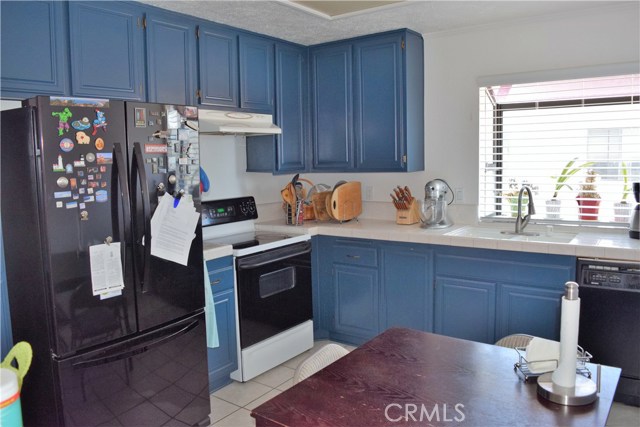 Kitchen with garden window, self-cleaning oven and room to eat in.