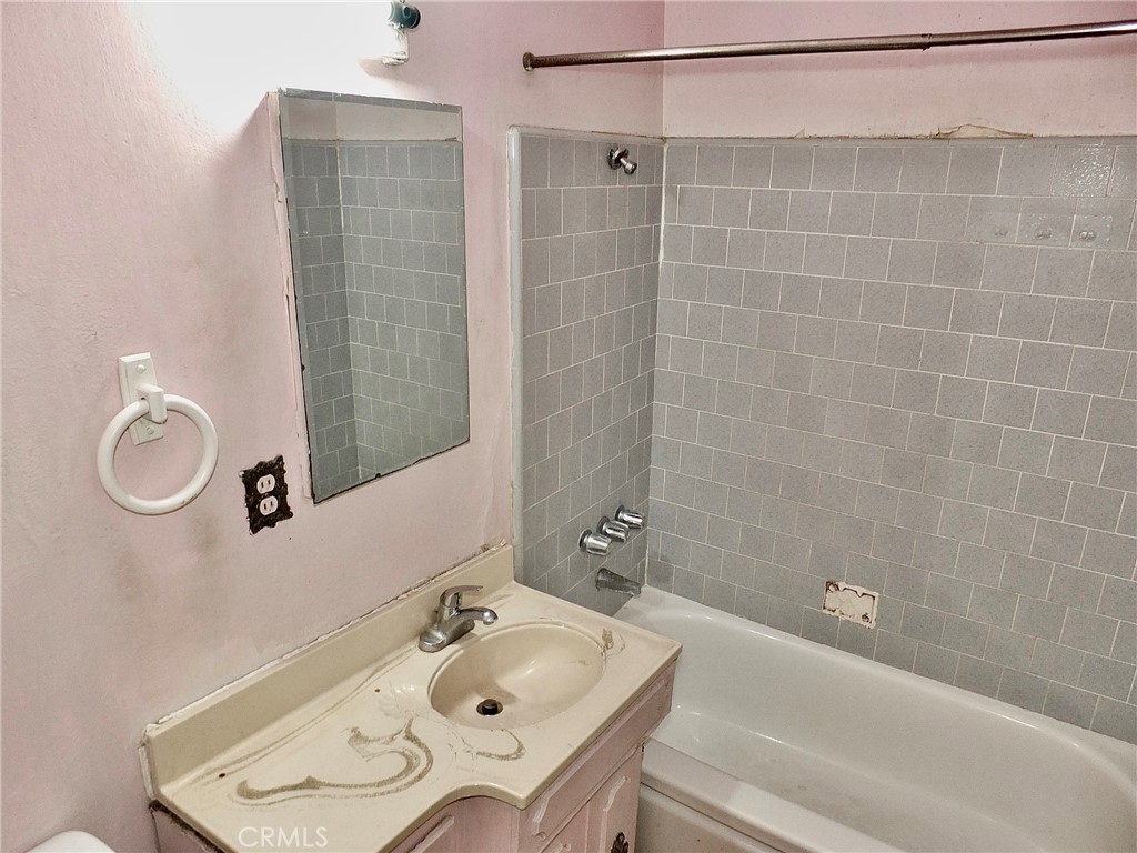https://media.crmls.org/medias/09149d93-c253-4537-bd79-1ed2d4d2299f.jpg?preset=X-Large