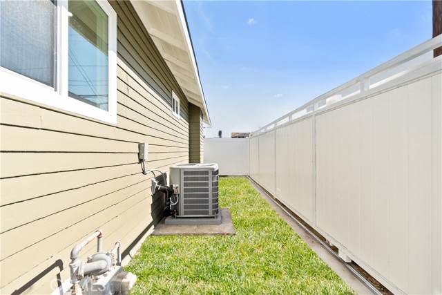 1027 E 10th St, Long Beach CA: https://media.crmls.org/medias/091519f6-961b-46ec-a6da-924c04614d60.jpg