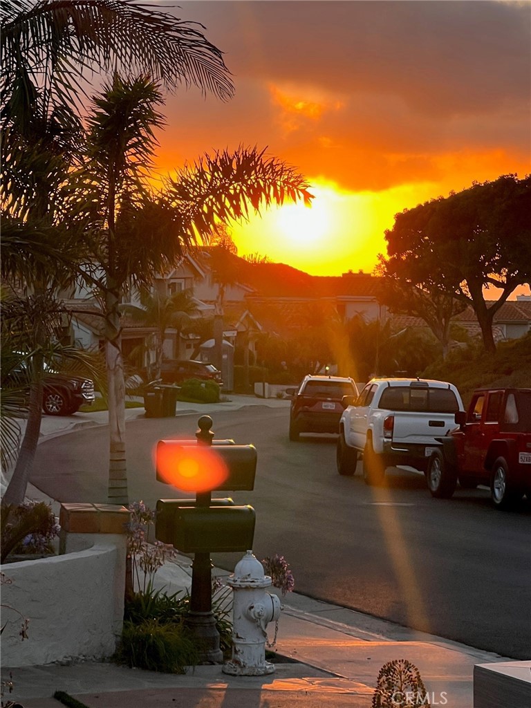 https://media.crmls.org/medias/09155211-29ea-4c22-83d5-af46be2ec649.jpg?preset=X-Large