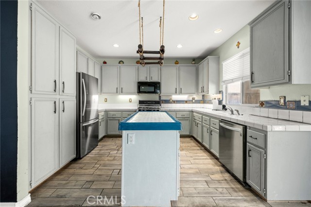28335 Sycamore Drive, Saugus CA: https://media.crmls.org/medias/09185b9d-41ff-4b6c-acca-eaa37fa7e636.jpg