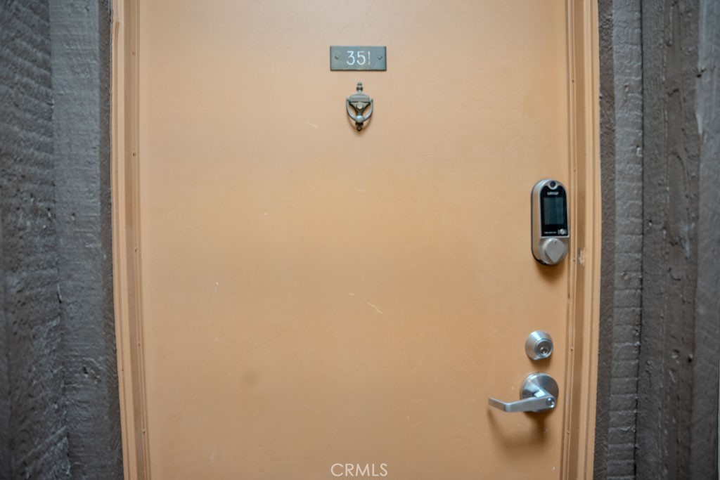 https://media.crmls.org/medias/0918ff2f-0804-4588-af47-1f9926e7053b.jpg?preset=X-Large