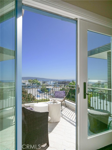 445 26th Street, Manhattan Beach CA: https://media.crmls.org/medias/0919b14b-bc9a-4d7b-8169-4254ca1fd645.jpg