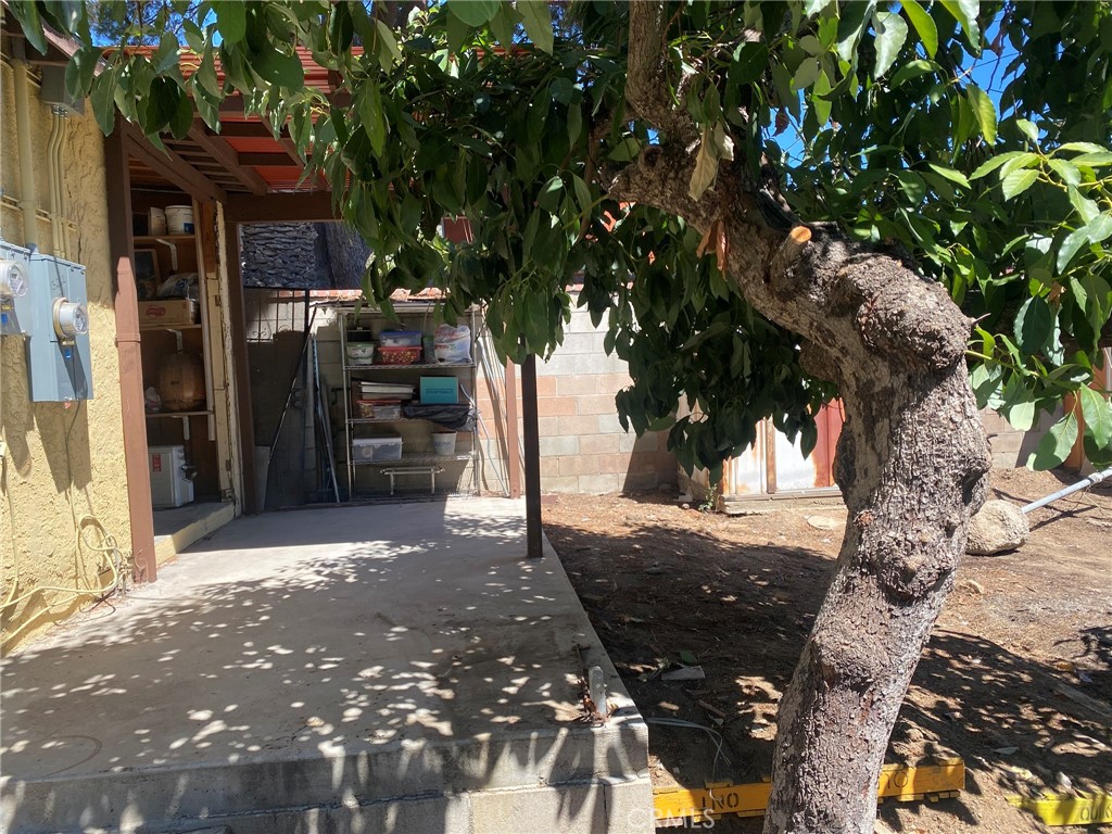 https://media.crmls.org/medias/091cb54c-79c7-4fe0-a53d-da6e7e09ea5d.jpg?preset=X-Large