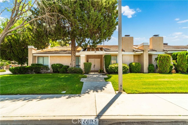44114 30th W Street, Lancaster CA: https://media.crmls.org/medias/091cc4c6-35e5-4066-90bc-c3094dcb4de7.jpg