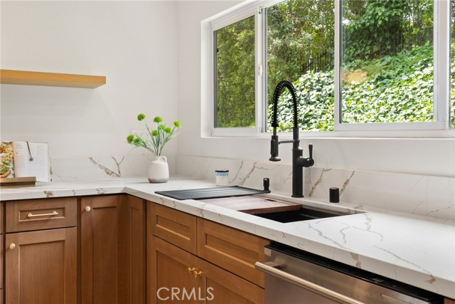 20217 Wells Drive, Woodland Hills CA: https://media.crmls.org/medias/091d24e3-7dd5-41b1-97bc-9e88566ab300.jpg