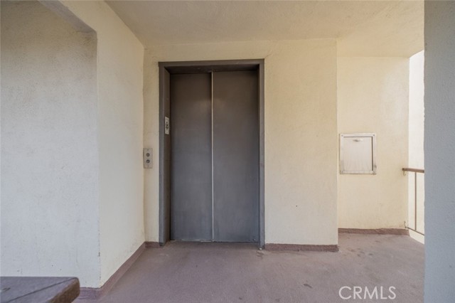 Detail Gallery Image 4 of 23 For 1935 Alpha Rd #321,  Glendale,  CA 91208 - 2 Beds | 2 Baths