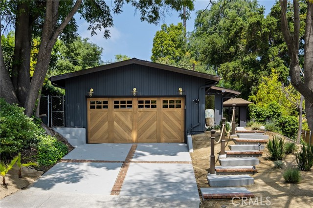 Detail Gallery Image 1 of 33 For 22261 Ybarra Rd, Woodland Hills,  CA 91364 - 3 Beds | 2 Baths