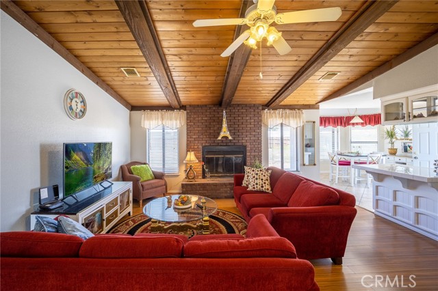 Detail Gallery Image 4 of 22 For 13102 El Rio Rd, Victorville,  CA 92392 - 3 Beds | 2 Baths