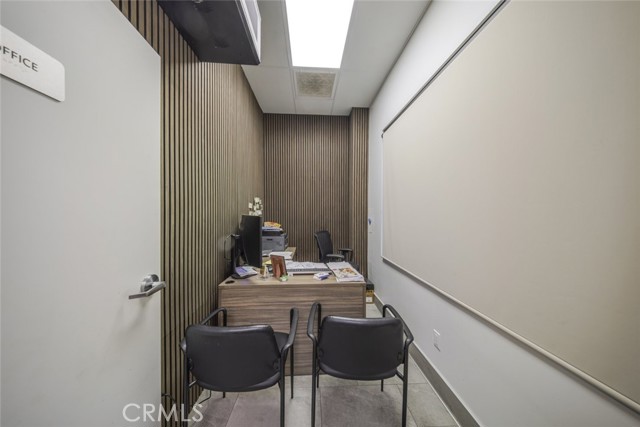 15602 Ventura Boulevard, Encino CA: https://media.crmls.org/medias/0920d397-87d7-4417-8822-f933b045bc0f.jpg