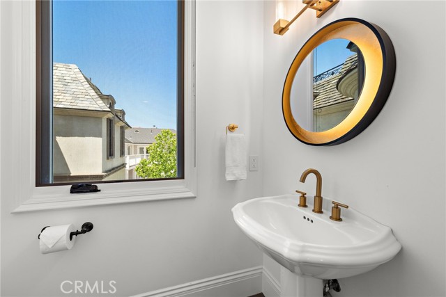 Detail Gallery Image 29 of 75 For 530 Kings Rd, Newport Beach,  CA 92663 - 5 Beds | 4/3 Baths
