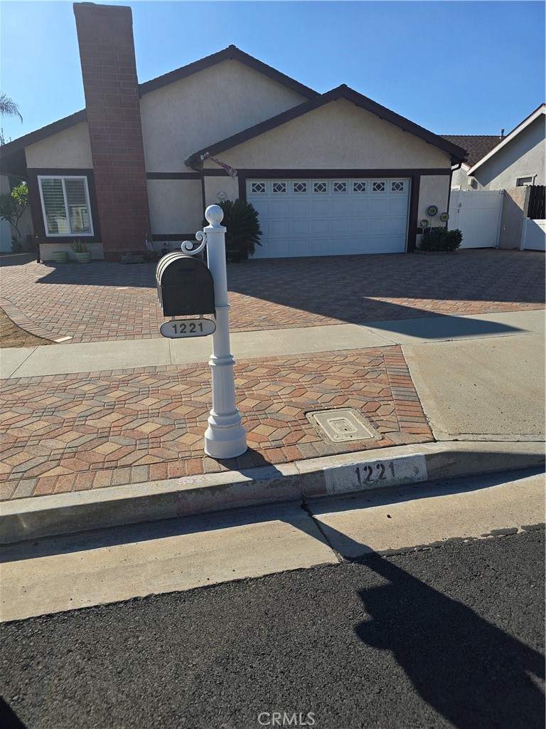 1221 N Foxton