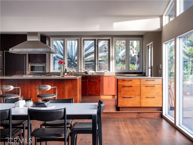 2420 Bowmont Drive, Beverly Hills CA: https://media.crmls.org/medias/0924ff6b-154c-410d-8dae-96f3637d9a3a.jpg