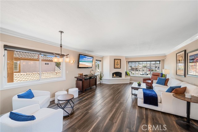 708 Main Street, Huntington Beach CA: https://media.crmls.org/medias/0925c6ea-1ea5-44b9-910f-0dec3f40ffac.jpg