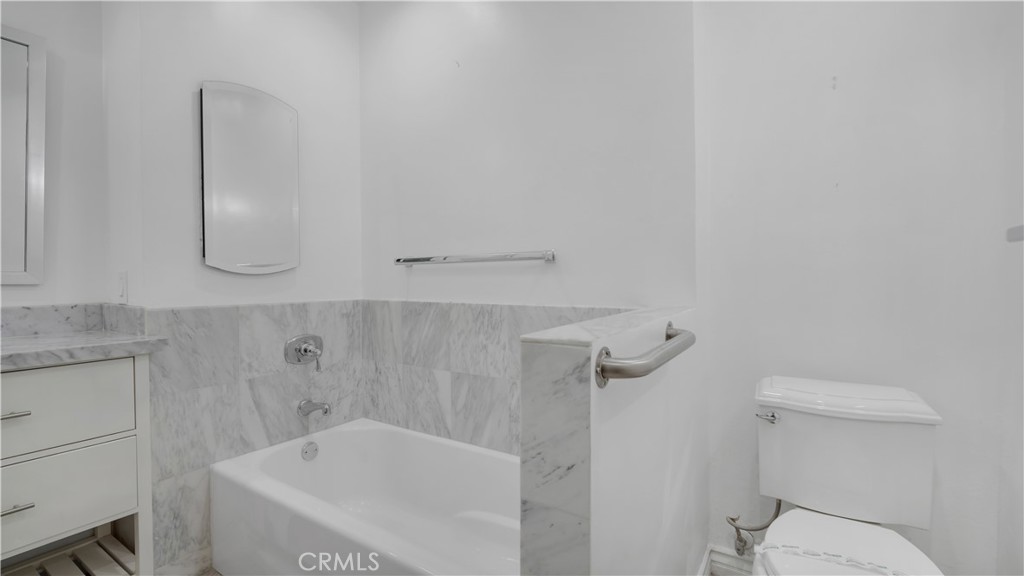 https://media.crmls.org/medias/092753be-0a3b-4f04-8126-d194f210401f.jpg?preset=X-Large