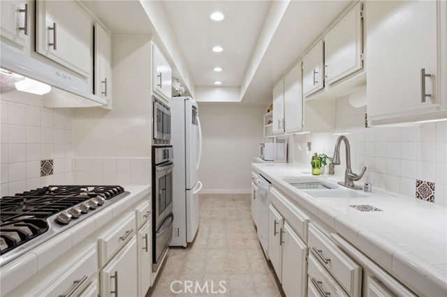 Detail Gallery Image 2 of 33 For 222 N Rose #8,  Burbank,  CA 91505 - 2 Beds | 2 Baths