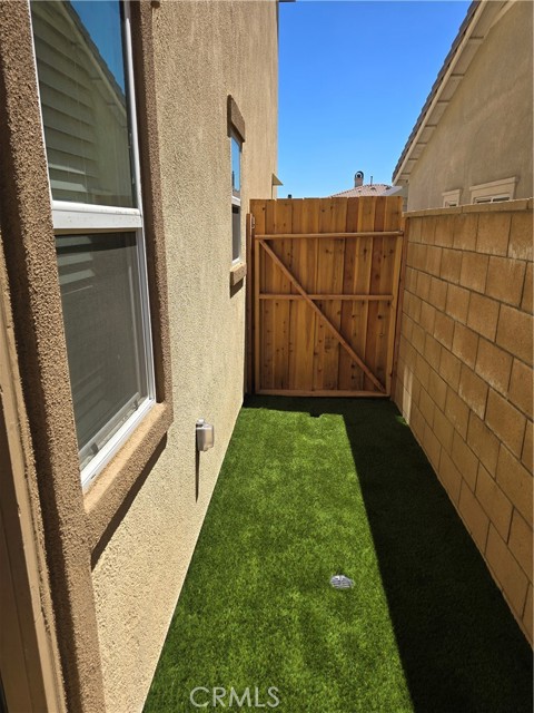 15547 Kings Peak Drive, Fontana CA: https://media.crmls.org/medias/09290470-08d0-4a52-a04b-e18763eae373.jpg