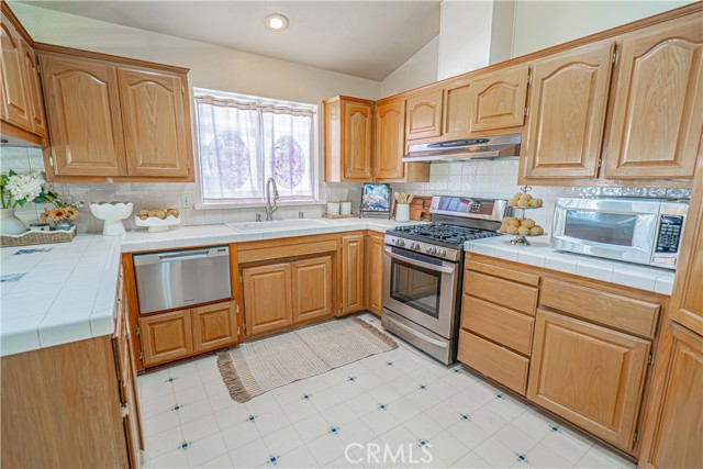 Detail Gallery Image 14 of 74 For 20164 Crestview Dr., Canyon Country,  CA 91351 - 3 Beds | 2 Baths