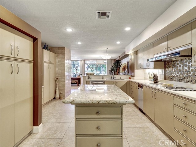 208 Kavenish S Drive, Rancho Mirage CA: https://media.crmls.org/medias/092d819a-9d68-49dd-835f-1fe71dea8fa1.jpg