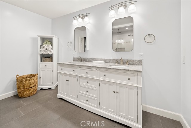 Detail Gallery Image 24 of 36 For 5240 Yarmouth, Encino,  CA 91316 - 3 Beds | 2/1 Baths