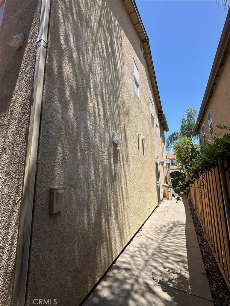 https://media.crmls.org/medias/092ec8d7-5866-48e5-a768-67c0b34bee60.jpg?preset=X-Large