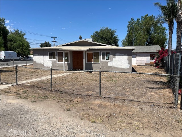 10976 Bushnell Avenue, Riverside CA: https://media.crmls.org/medias/092f53d3-67b2-476c-aa95-451c4d09e559.jpg