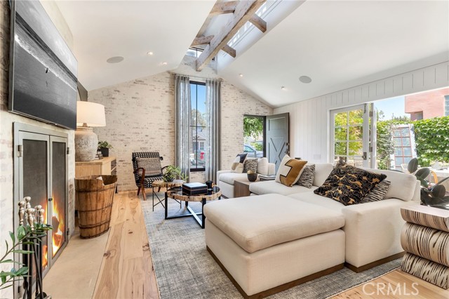 Detail Gallery Image 5 of 23 For 2622 Crestview Dr, Newport Beach,  CA 92663 - 3 Beds | 3 Baths