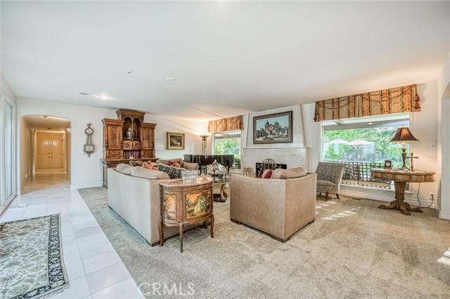 6695 N Van Ness Boulevard, Fresno CA: https://media.crmls.org/medias/09341d2f-d4ce-4acd-9756-0795bd73749a.jpg