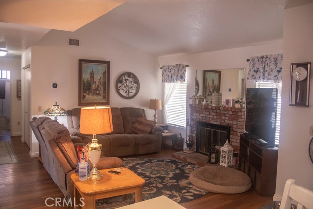 Detail Gallery Image 2 of 14 For 23146 Bay Ave, Moreno Valley,  CA 92553 - 3 Beds | 2 Baths