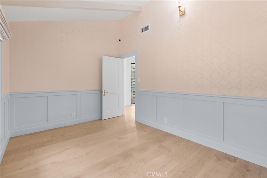 https://media.crmls.org/medias/0935b3e6-8829-4b01-9b7a-32be559caf6f.jpg?preset=X-Large