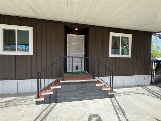 Detail Gallery Image 3 of 15 For 13870 Rodeo, Victorville,  CA 92395 - 2 Beds | 2 Baths