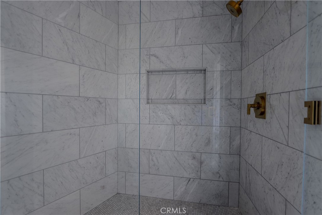 https://media.crmls.org/medias/093760e2-5dee-478f-ba53-b676b749dad6.jpg?preset=X-Large