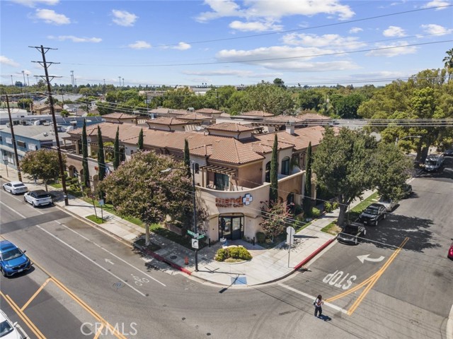 Detail Gallery Image 1 of 39 For 201 N Reese Pl #203,  Burbank,  CA 91506 - 3 Beds | 2 Baths