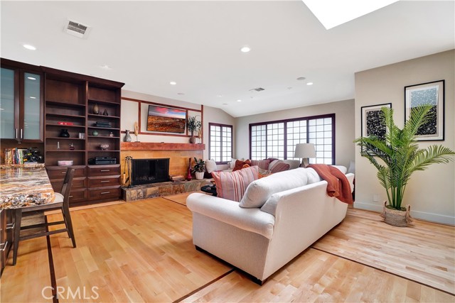 4532 Del Moreno Drive, Woodland Hills CA: https://media.crmls.org/medias/0939cec9-42a5-4bd8-81bd-ff9819549589.jpg