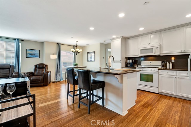 Detail Gallery Image 2 of 27 For 3639 Dunkirk Dr, Oxnard,  CA 93035 - 2 Beds | 2 Baths