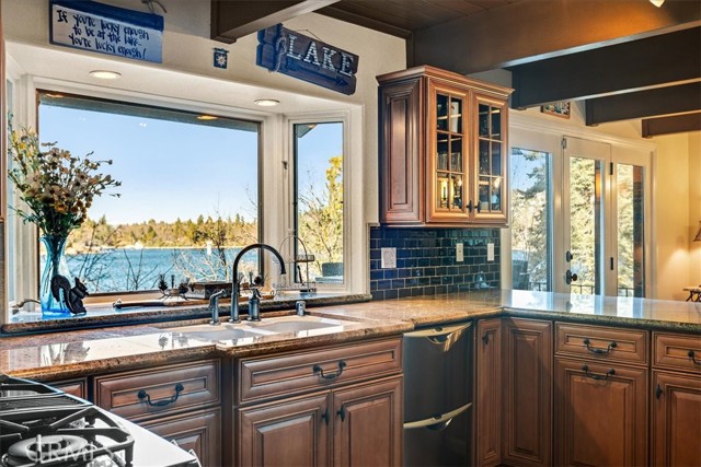 Detail Gallery Image 3 of 41 For 28906 Palisades Dr, Lake Arrowhead,  CA 92352 - 4 Beds | 3/1 Baths