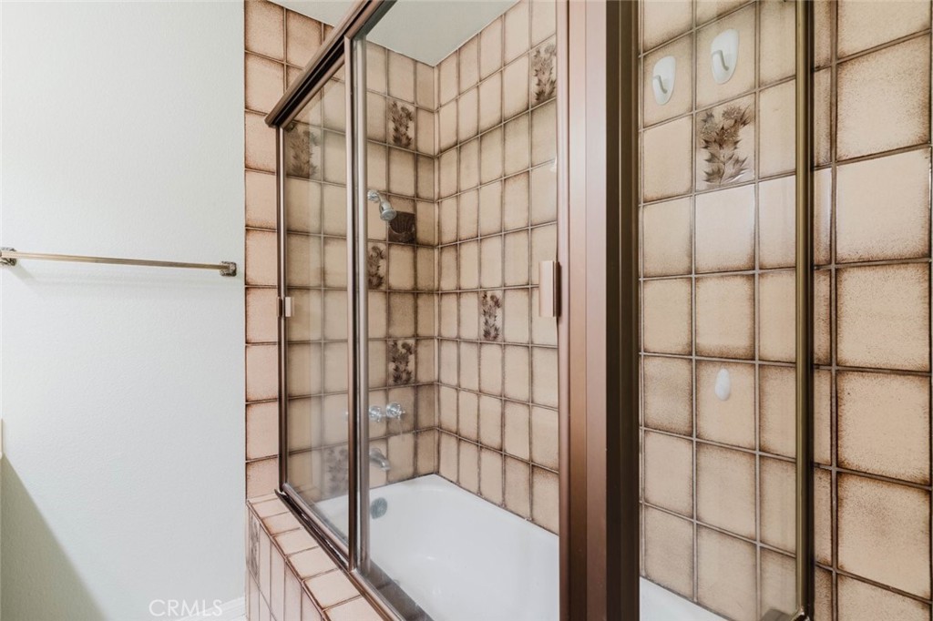 https://media.crmls.org/medias/0942478b-18b0-445e-8c95-64eb0b223340.jpg?preset=X-Large