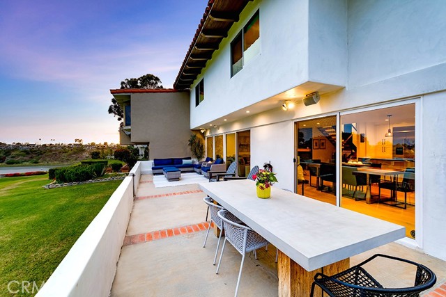 2111 Vista Entrada, Newport Beach CA: https://media.crmls.org/medias/09428dcc-a13f-4c87-a08c-e11900362190.jpg