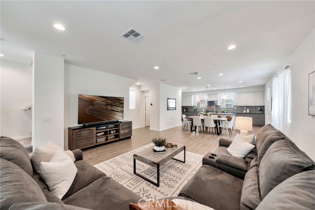 Detail Gallery Image 14 of 43 For 2132 Lacy Crossing Dr, Santa Ana,  CA 92701 - 4 Beds | 3/1 Baths