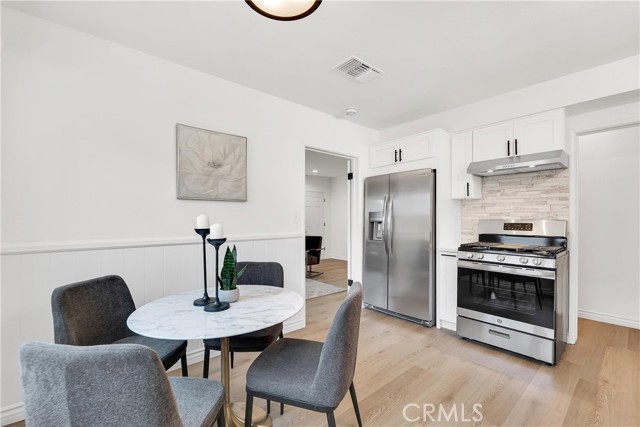 Detail Gallery Image 9 of 40 For 5550 Fallbrook Ave, Woodland Hills,  CA 91367 - 3 Beds | 2 Baths