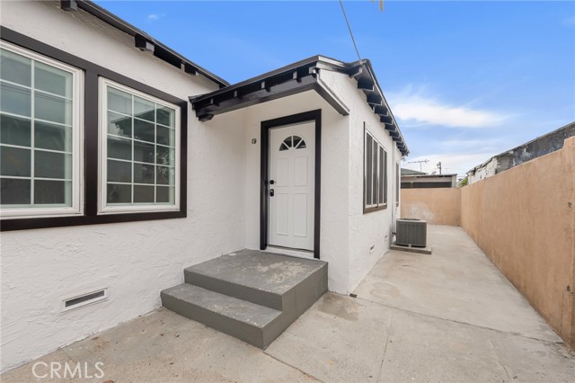 10527 Burin Ave, Inglewood CA: https://media.crmls.org/medias/09460858-08c5-4a34-aa62-f97be42c8cb1.jpg