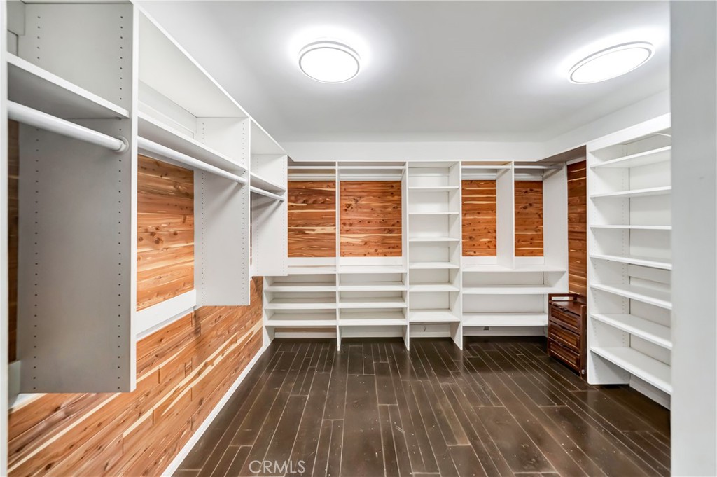 https://media.crmls.org/medias/0946f541-1efe-48ab-b5a9-3ecd47a6d258.jpg?preset=X-Large
