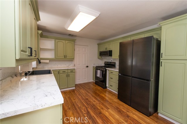 Detail Gallery Image 3 of 54 For 31805 Luring Pines Dr, Running Springs,  CA 92382 - 3 Beds | 3 Baths