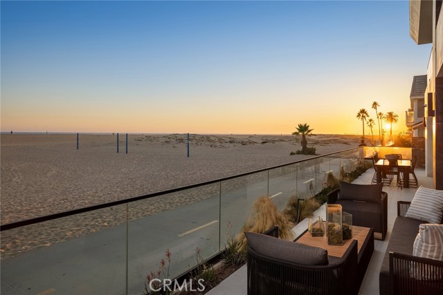 706 W Oceanfront, Newport Beach CA: https://media.crmls.org/medias/094b1783-3dc8-416a-b409-c28efa28a1ab.jpg