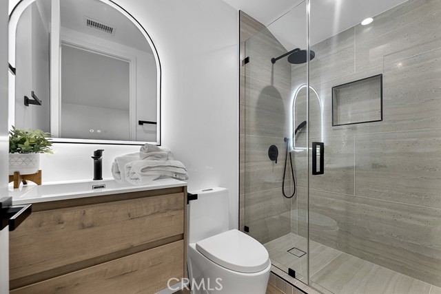 17072 Oak View Drive, Encino CA: https://media.crmls.org/medias/094bd57c-c436-46c4-b8d2-0f4e6b5b0e79.jpg